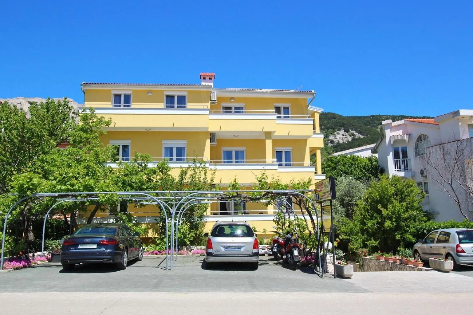 Guest house Apartments Brnic Baska